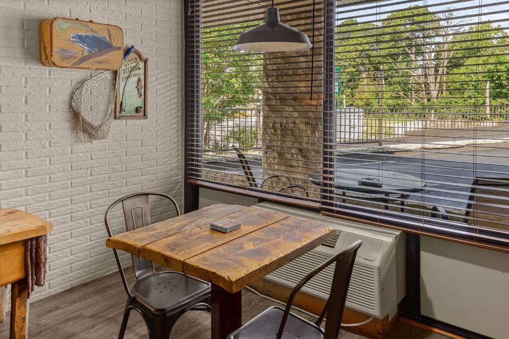 Stonegate Lodge Pool Fire Pits King Bedfast Wifi 50In Tv Room #209 Eureka Springs Eksteriør bilde